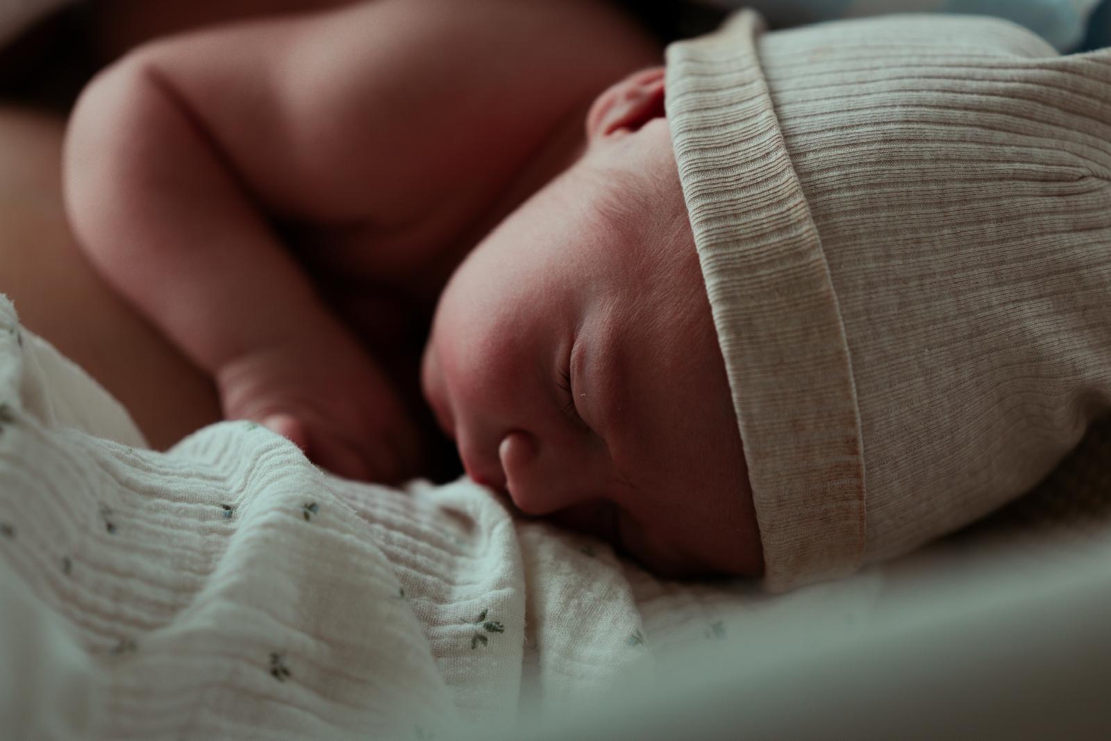 Pasgeboren Pepijn slaapt met een mutsje