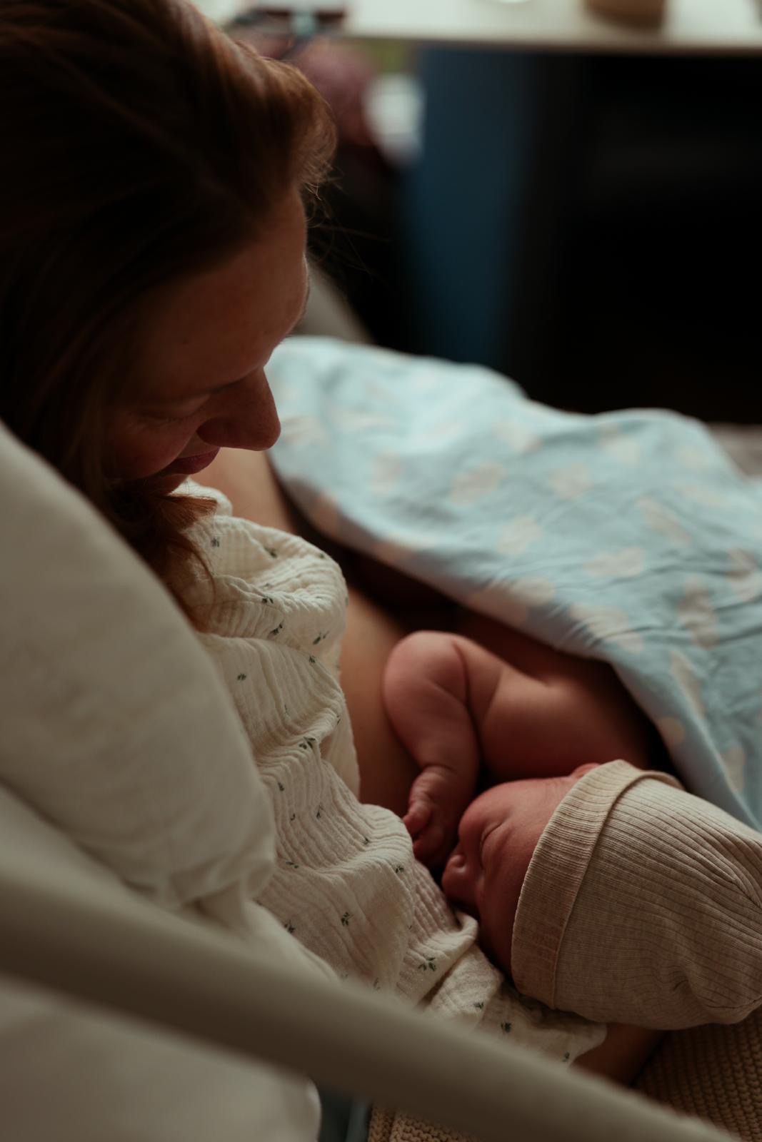 Mama kijkt liefdevol naar pasgeboren Pepijn